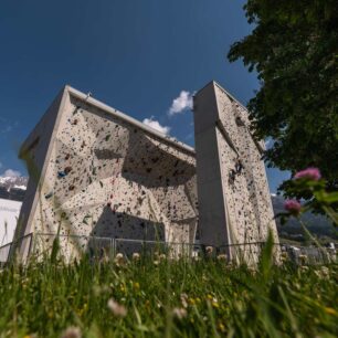 Kletterzentrum Innsbruck kombinuje špičkovou vnitřní lezeckou stěnu s možností trénovat venku, což je v alpském prostředí naprosto unikátní.