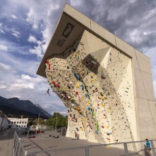 Architektonickým srdcem innsbruckého lezeckého centra jsou tři spektakulární lezecké věže ve venkovní části v celkovou lezeckou plochou 1500 m².