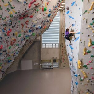 Vnitřní prostory lezecké stěny Kletterzentrum Innsbruck nabízí 375 cest různých obtížností na ploše 3000 m², takže si na své přijdou jak začínající, tak zkušení lezci.
