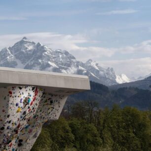 Kletterzentrum Innsbruck patří k největším a nejmodernějším lezeckým stěnám v Evropě: najdete tu umělou vnitřní i venkovní lezeckou stěnu, boulder, pořádají se tu kurzy, školení i prestižní lezecké závody.
