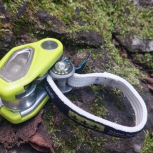 Detail provlečení plochého popruhu a nastavení účinnosti - EDELRID OHMEGA