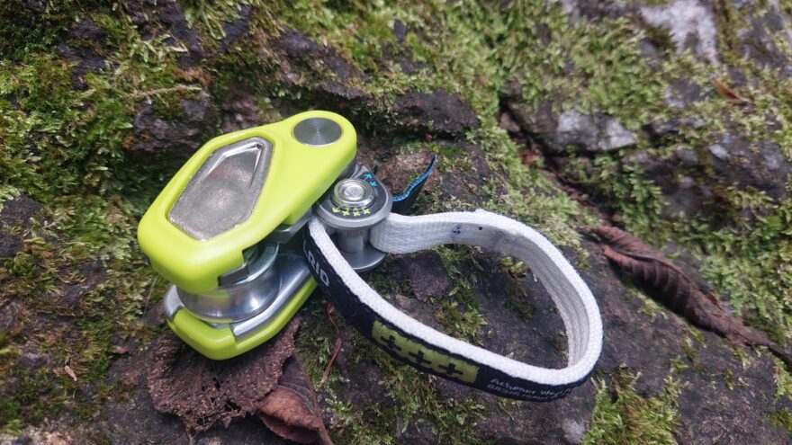 Detail provlečení plochého popruhu a nastavení účinnosti - EDELRID OHMEGA