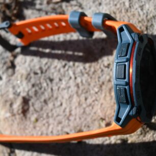 Detail tlačítek a kovového kroužku po obvodu hodinek GARMIN INSTINCT 3 SOLAR