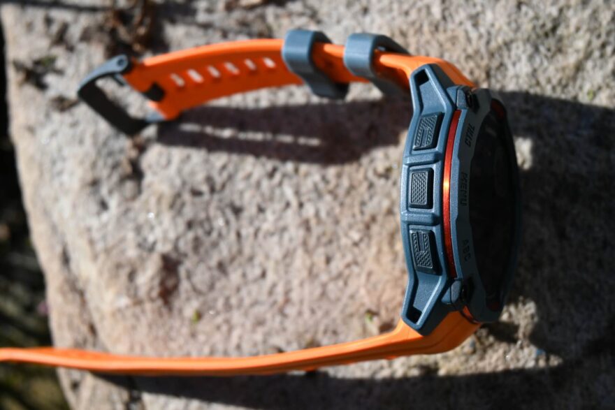 Detail tlačítek a kovového kroužku po obvodu hodinek GARMIN INSTINCT 3 SOLAR