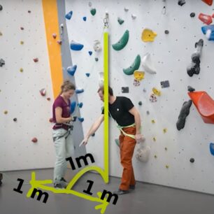 Doporučená pozice jističe pod stěnou při jištění prvolezce - EDELRID OHMEGA