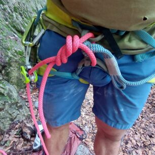 EDELRID OHMEGA je takto připraven na použití přímo na sedáku