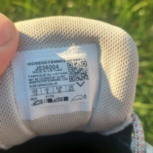 Etiketa se nachází na jazyku a díky technologii nijak netlačí nebo nevadí - MERRELL WRAPT