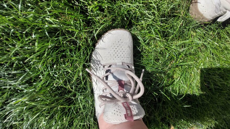 Perforovaný svršek na botě MERRELL WRAPT pomáhá ještě lepší ventilaci