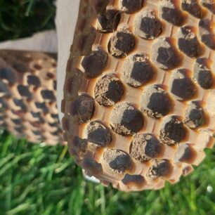 Při došlapu do měkké hlíny nebo bahna zůstává vzorek Merrell Quantum takto zanesený - MERRELL WRAPT