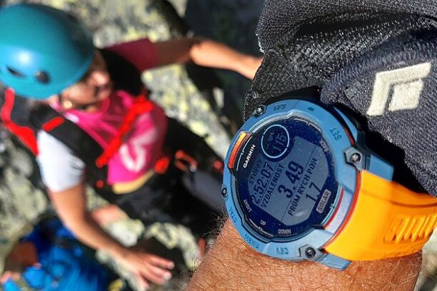 RECENZE: GARMIN INSTINCT 3 SOLAR – OUTDOOROVÝ PRACANT V NOVÉM KABÁTKU