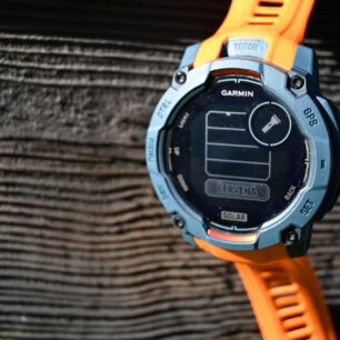 Svítilna má 4 úrovně bílého světla a 1 úroveň intenzity červeného - GARMIN INSTINCT 3 SOLAR