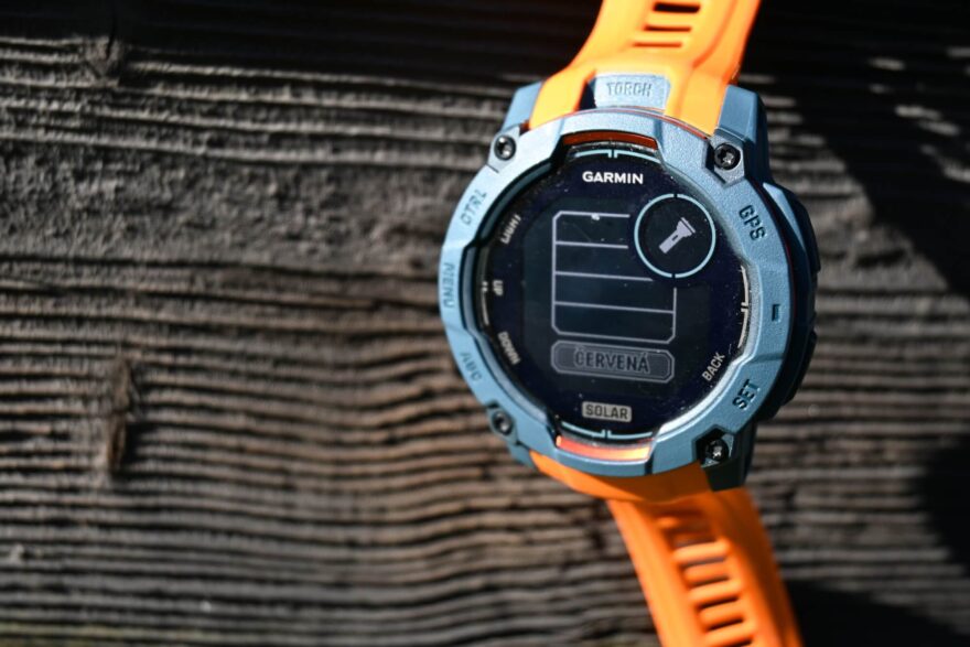 Svítilna má 4 úrovně bílého světla a 1 úroveň intenzity červeného - GARMIN INSTINCT 3 SOLAR