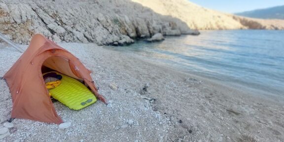 RECENZE: FLEXTAIL TINY SLEEPING PAD R09 AVS – ULTRA LIGHT KARIMATKA S BATERIOVOU PUMPOU