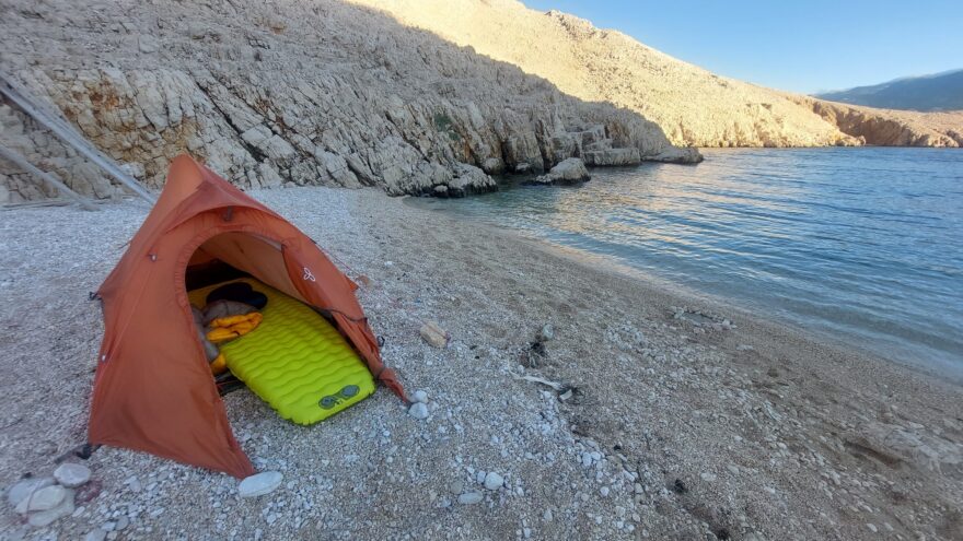 Díky integrované pumpě můžete do 1 minuty pohodlně ležet - FLEXTAIL TINY SLEEPING PAD R09 AVS