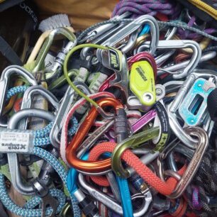 EDELRID OHMEGA váží pouhých 190 g a tak vás nebude trápit ho donést i pod skály