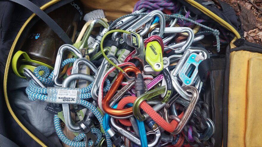 EDELRID OHMEGA váží pouhých 190 g a tak vás nebude trápit ho donést i pod skály