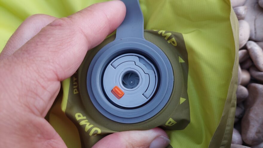 Integrovaná pumpa s vypínačem - FLEXTAIL TINY SLEEPING PAD R09 AVS