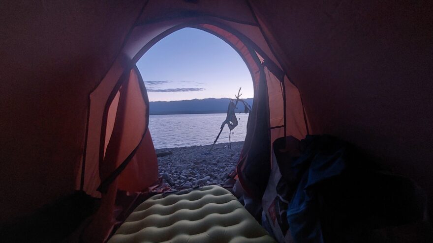 Karimatka FLEXTAIL TINY SLEEPING PAD R09 AVS mi zajistila kvalitní odpočinek po celodenním pádlování