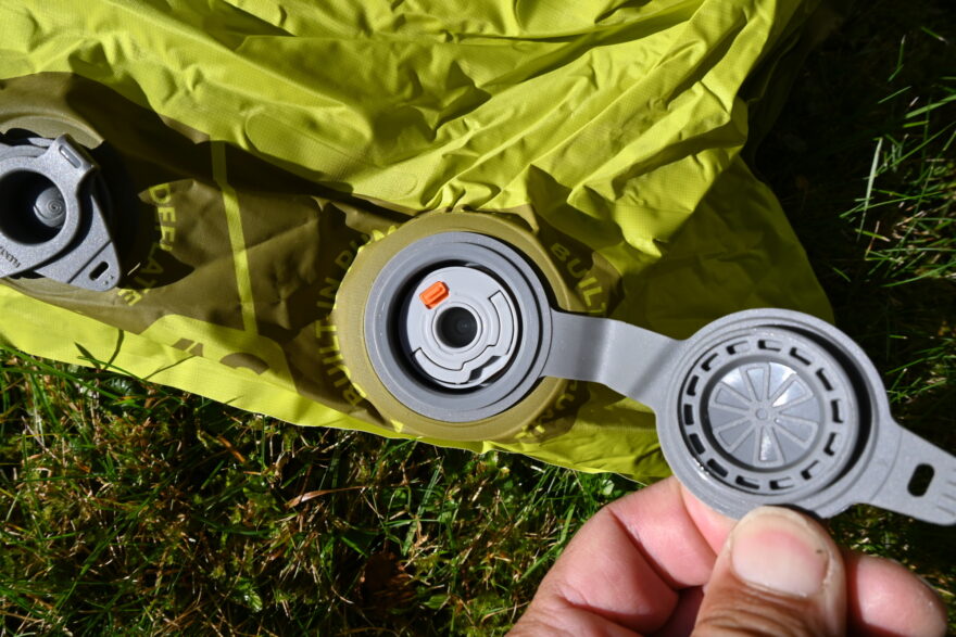 Kryt ventilu se má tendenci vracet a omezovat tak přísun vzduchu do pumpy - nutno držet nebo zajistit