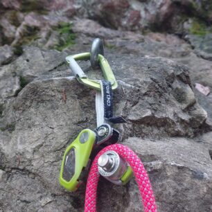 Lano možno vložit do EDELRID OHMEGA i během lezení - vyklopením bočnice