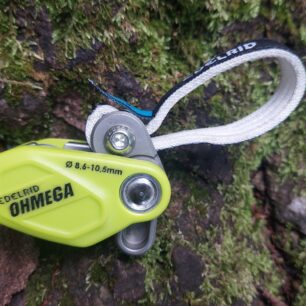 Nejnižší asistence 10 kg - tedy nejkratší páka působící na jistící lano - EDELRID OHMEGA