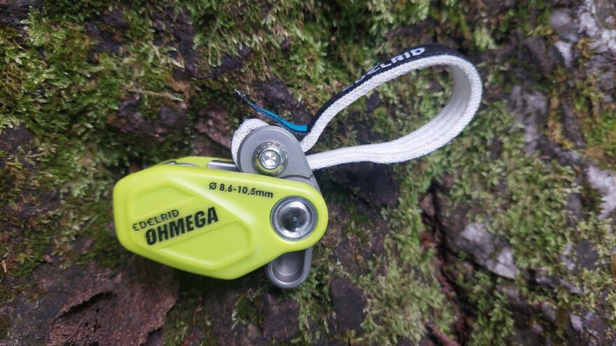 Nejnižší asistence 10 kg - tedy nejkratší páka působící na jistící lano - EDELRID OHMEGA