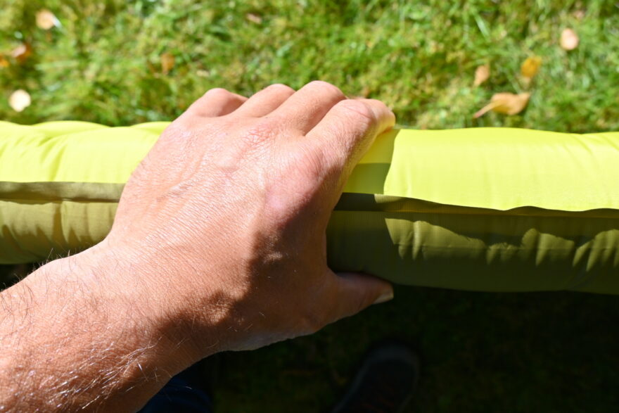 O tepelný komfort se stará 9 cm vzduchu a hliníková fólie - FLEXTAIL TINY SLEEPING PAD R09 AVS