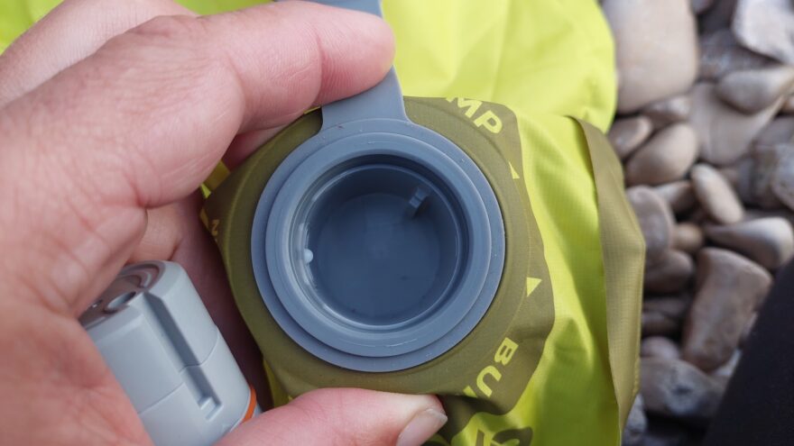 Slot pro umístění elektrické pumpy - FLEXTAIL TINY SLEEPING PAD R09 AVS