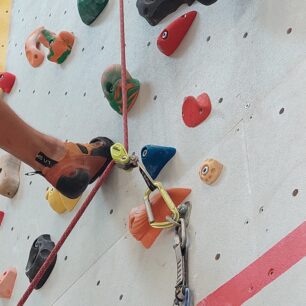 V případě pádu nebo zatížení EDELRID OHMEGA takto vyjede směrem nahoru