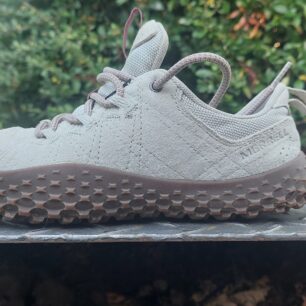 Detail podrážky s přizvednutou špičkou a patou - MERRELL WRAPT