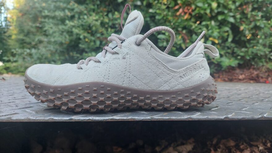 Detail podrážky s přizvednutou špičkou a patou - MERRELL WRAPT