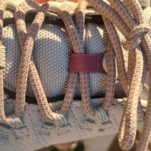 Detail šněrování a fixace jazyka - MERRELL WRAPT