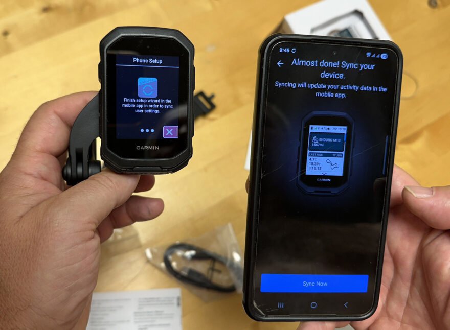 Dokončení synchronizace a oznámení, že občas se objeví softwarový update Garmin EDGE MTB