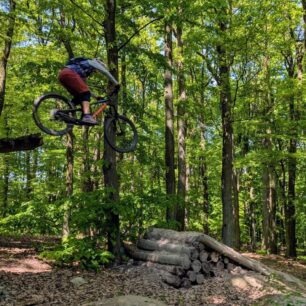 Garmin EDGE MTB jsme testovali při měření různě dlouhých a hlubokých skoků