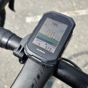 Garmin EDGE MTB na řídítkách gravelu při krátké přestávce s automatických záznamu, sklon se při zastavení neukazuje a celkový nastoupaný počet metrů
