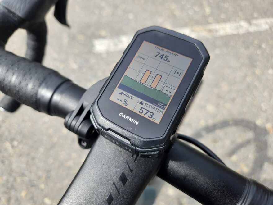 Garmin EDGE MTB na řídítkách gravelu při krátké přestávce s automatických záznamu, sklon se při zastavení neukazuje a celkový nastoupaný počet metrů