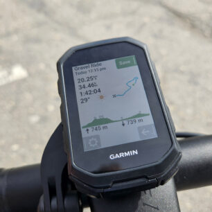 Gravelová vyjížďka na Garmin EDGE MTB před uložením s průměrnou rychlostí, délkou trasy, časem, teplotou a výškovým profilem