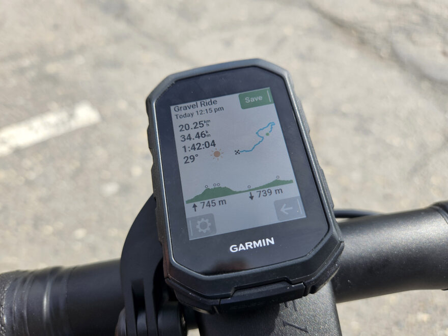 Gravelová vyjížďka na Garmin EDGE MTB před uložením s průměrnou rychlostí, délkou trasy, časem, teplotou a výškovým profilem