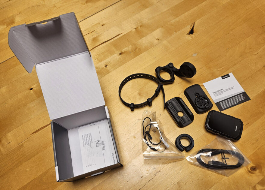 Malá krabička obsahuje kromě Garmin EDGE MTB také různorodé příslušenství