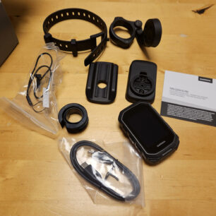 Pro různé průměry řídítek je k dispozici několik mezikusů pro připevnění držáku