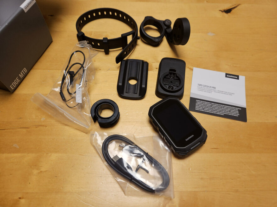 Pro různé průměry řídítek je k dispozici několik mezikusů pro připevnění držáku