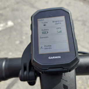 Základní informace s aktivací zvukových oznámení, automatickým přizpůsobováním jasu podle okolního osvětlení, stavu baterky a dosažitelnosti satelitů