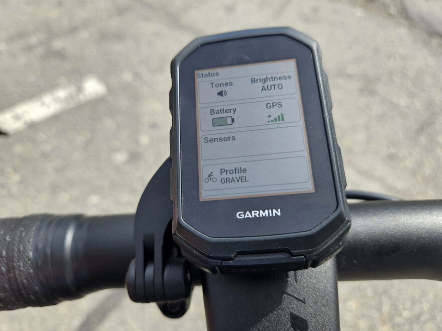 Základní informace s aktivací zvukových oznámení, automatickým přizpůsobováním jasu podle okolního osvětlení, stavu baterky a dosažitelnosti satelitů