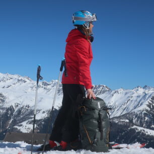 Batoh Thule Stir Alpine je ideální pro zimní sporty díky své nepromokavosti. Můžete ho hodit kdekoli do sněhu.