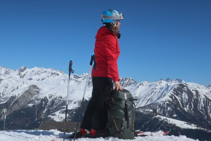 Batoh Thule Stir Alpine je ideální pro zimní sporty díky své nepromokavosti. Můžete ho hodit kdekoli do sněhu.