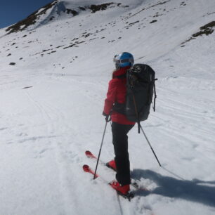 Batoh Thule Stir Alpine má velmi pohodlný a pevný zádový systém a perfetně sedí na zádech. Při lyžařských výletech nijak nebrání v pohybu