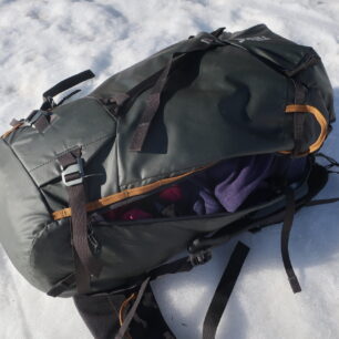 Batohe Thule Stir Apine lze rozepnout po celé délce a dostanete se tak pohodlně i k věcem naspodu, aniž byste museli vše vyházet do sněhu