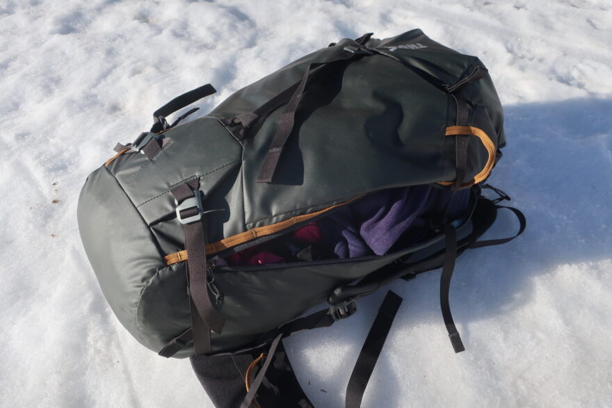Batohe Thule Stir Apine lze rozepnout po celé délce a dostanete se tak pohodlně i k věcem naspodu, aniž byste museli vše vyházet do sněhu