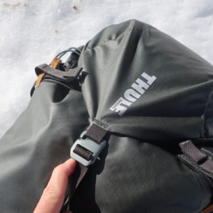 Jednoduchá kovová spona, díky níž je zavírání a utahování batohu snadné a spolehlivé - na rozdíl od plastových přezek, které se mohou rozlomit