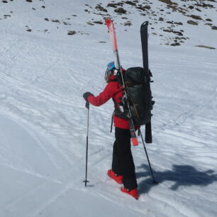 Lyže lze na batoh Thule Stir Alpine upevnit po stranách, což je pro pohyb nejpohodlnější